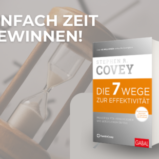 Buch „Die 7 Wege zur Effektivität“ von Stephen R. Covey vor einer Sanduhr als Symbol für Zeitmanagement