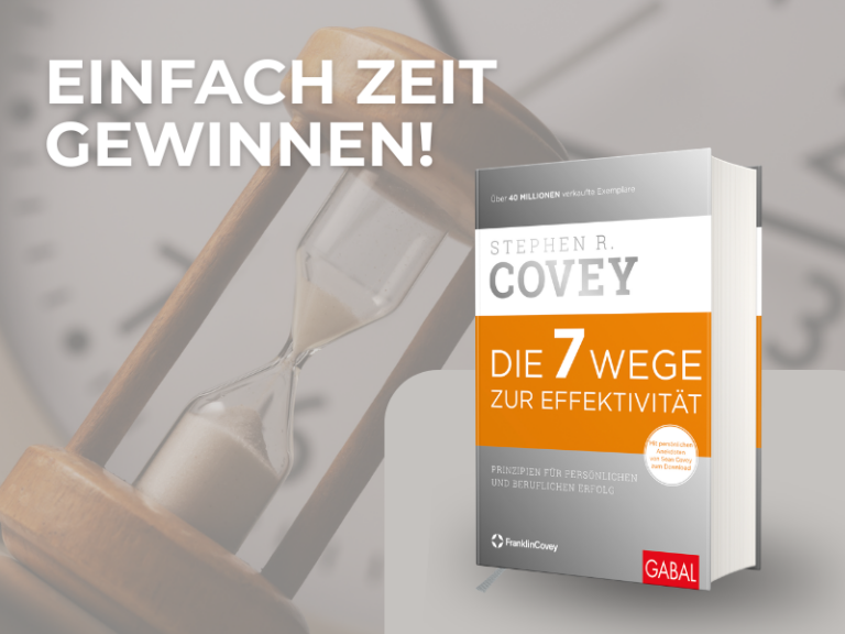 Buch „Die 7 Wege zur Effektivität“ von Stephen R. Covey vor einer Sanduhr als Symbol für Zeitmanagement